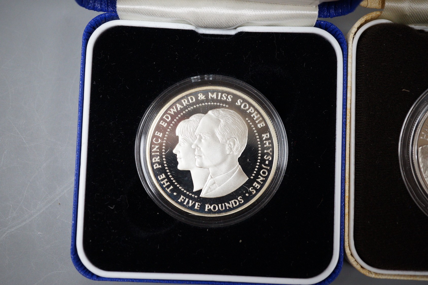 Cased Royal Mint silver proof coins – 2007 Alderney £5, 2006 gilded £5, two 1989 Pitcairn Islands $1 and 1999 Guernsey £5 (5)